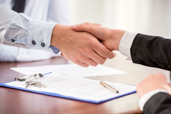 podanie ruk property managerov